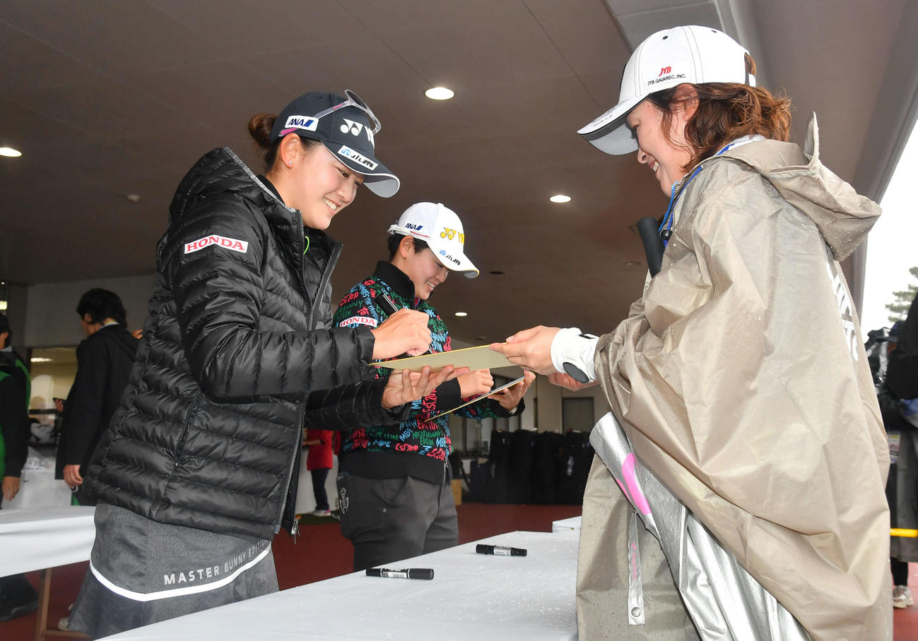 大会最終日が雨天中止となり、サイン会を行う岩井千怜（左）と岩井明愛（撮影・岩下翔太）