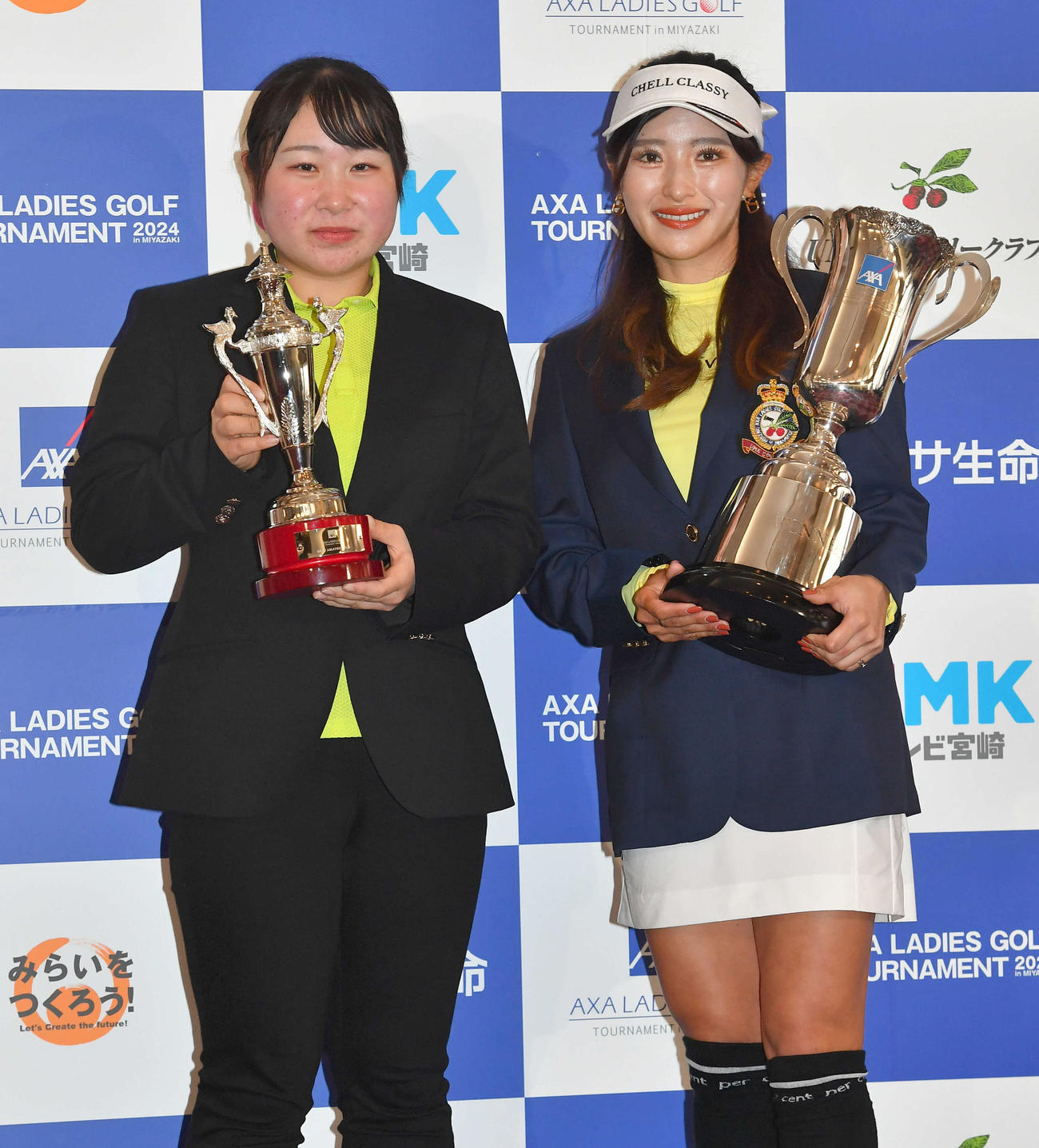 表彰式で優勝カップを掲げる臼井麗香（右）と、ベストアマチュアを受賞した荒木優奈（撮影・岩下翔太）