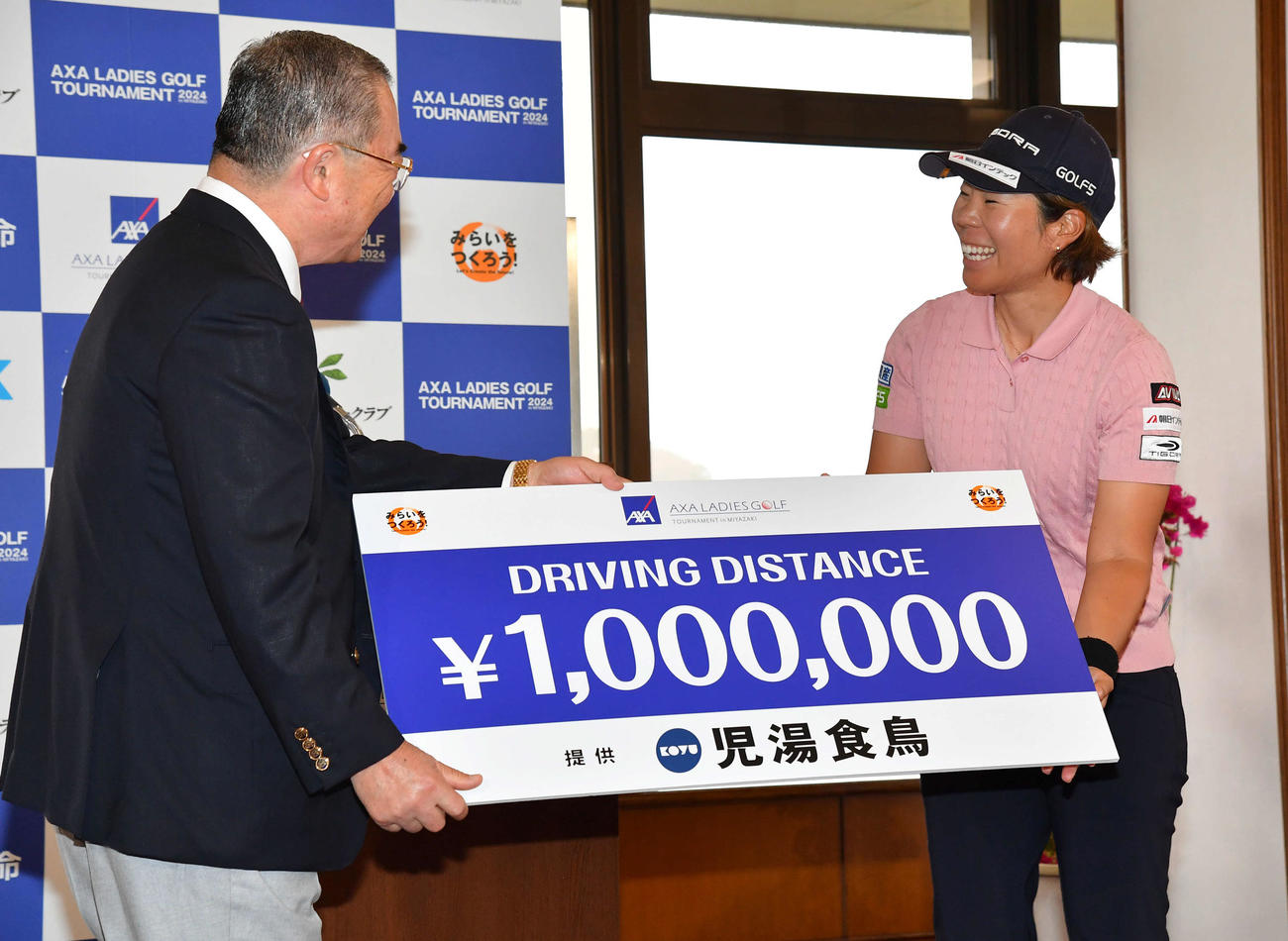 ドライビングディスタンス賞を受賞し、笑顔を見せる穴井詩（撮影・岩下翔太）