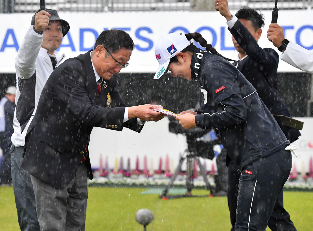 大会2日目にホールインワンを達成した桜井心那に賞金が授与された（撮影・岩下翔太）
