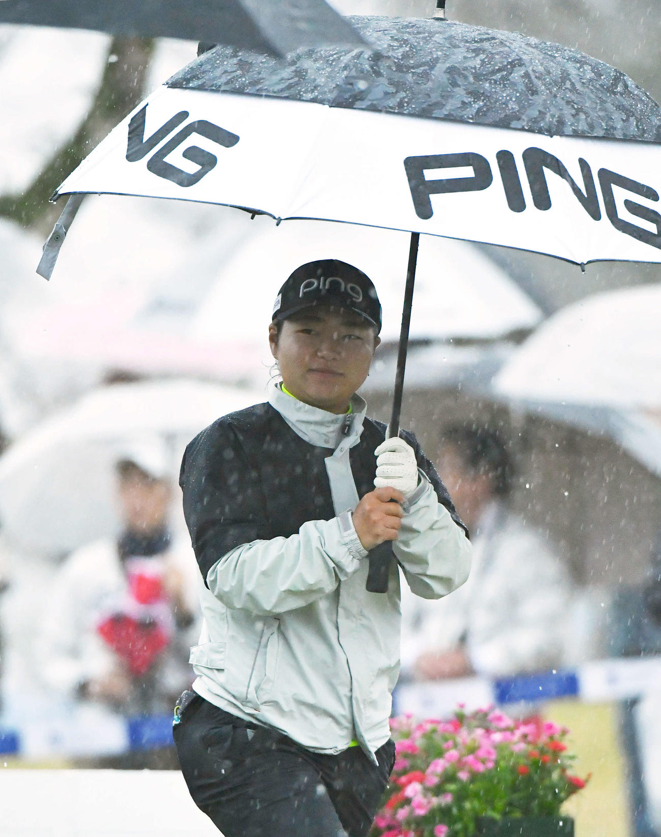 1番、傘をさして第2打へ向かう宮沢美咲（撮影・岩下翔太）