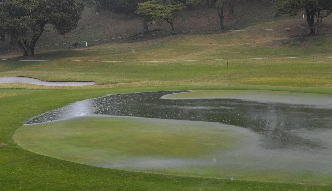 降雨により水がたまった9番グリーン。競技が一時中断となる（撮影・岩下翔太）