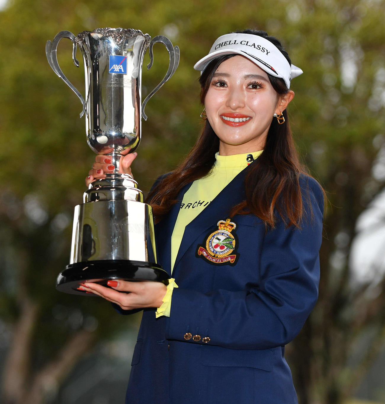 笑顔で優勝カップを掲げる臼井麗香（撮影・岩下翔太）