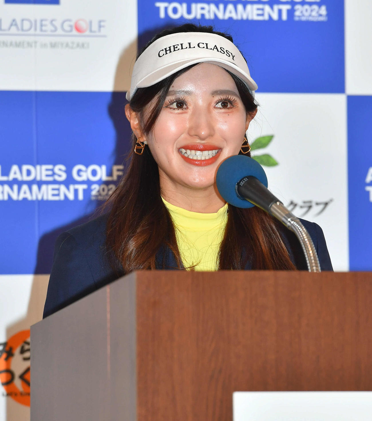 笑顔で優勝スピーチを行う臼井麗香（撮影・岩下翔太）