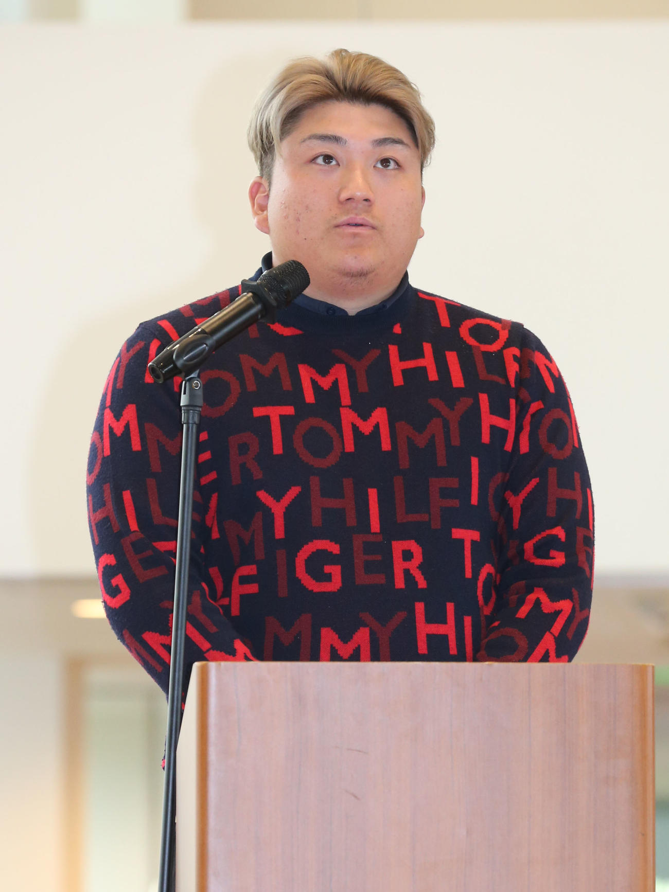 アマチュアの部優勝の山下はスピーチをする（撮影・梅根麻紀）