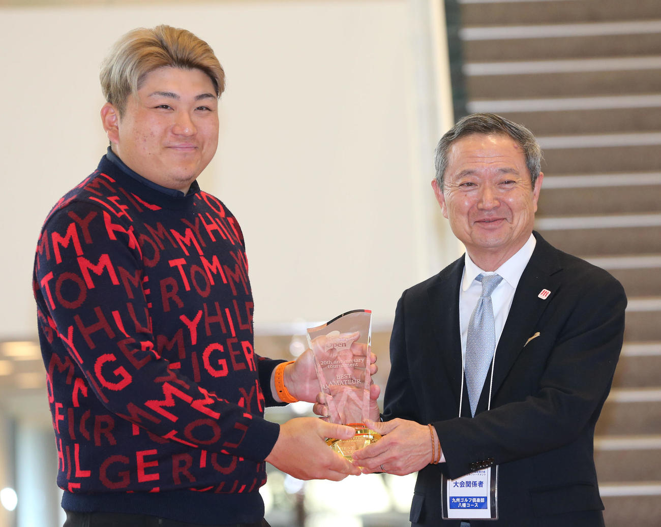 アマチュアの部優勝カップを手にする山下、左は尾家大会実行委員（撮影・梅根麻紀）