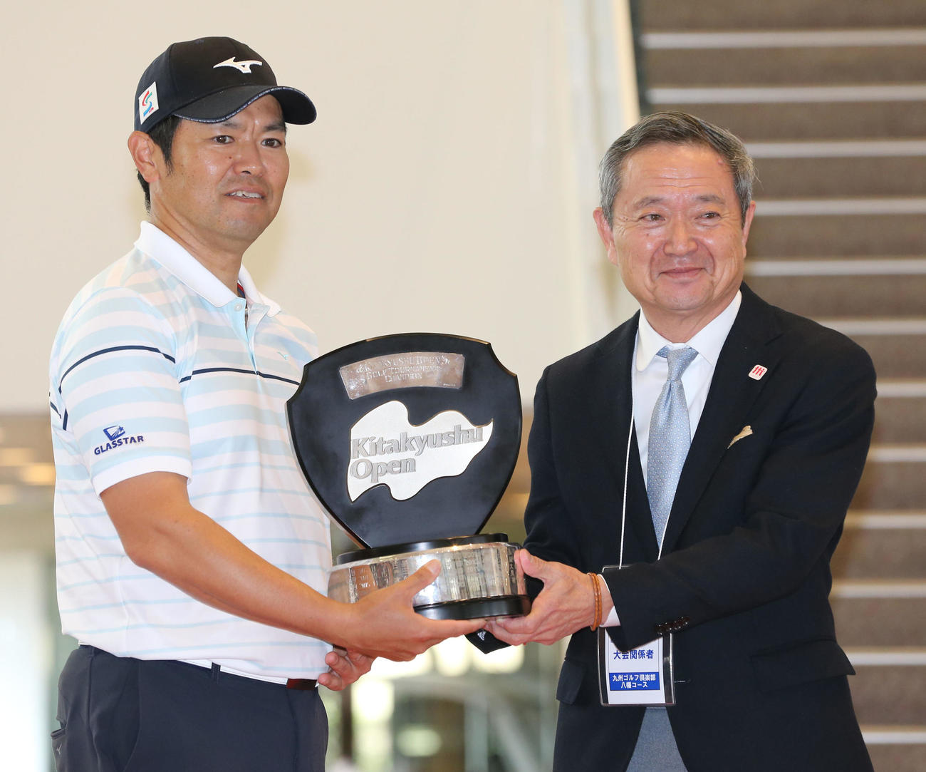 優勝カップを手にする武藤。右は尾家大会実行委員（撮影・梅根麻紀）