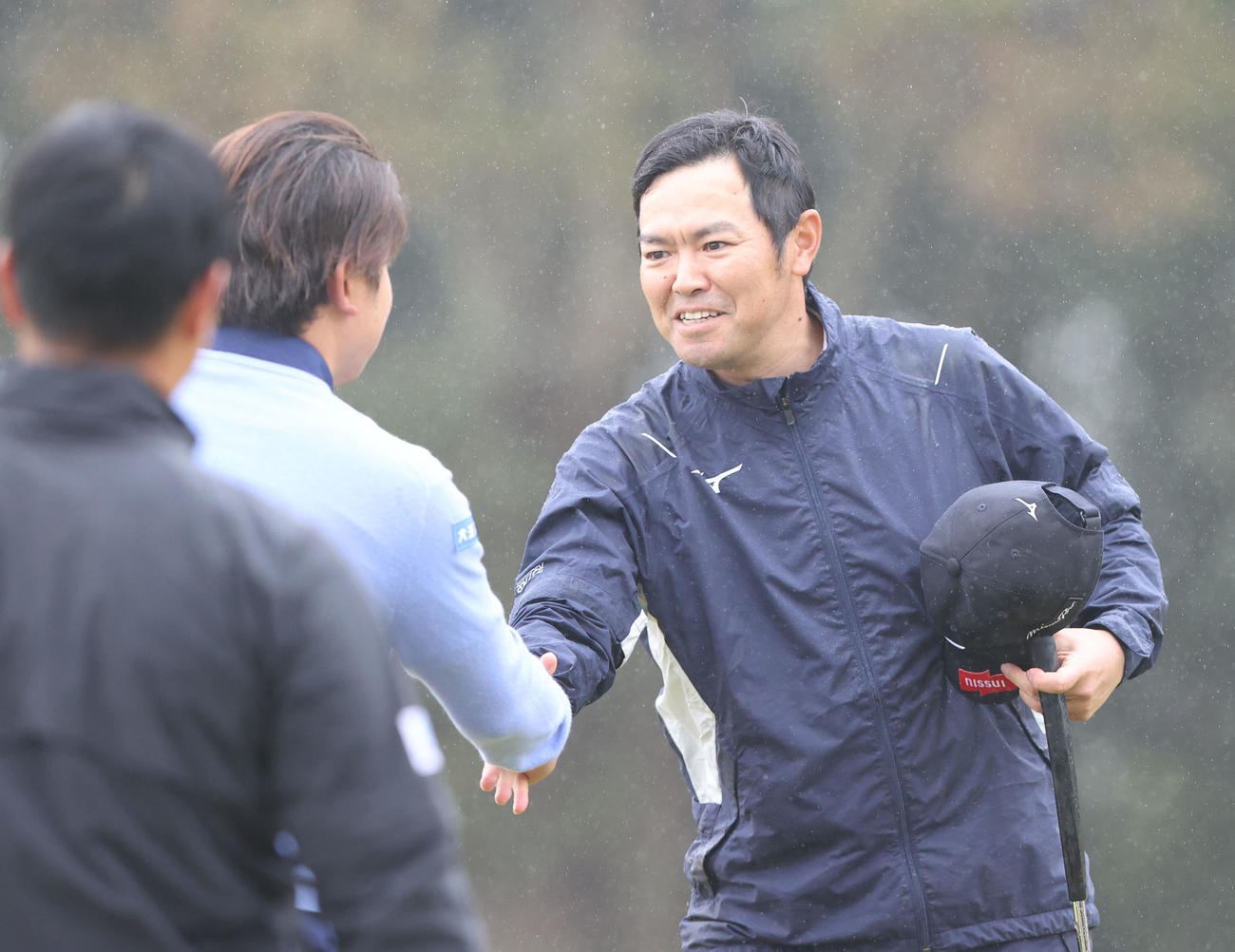 9番、優勝を決めるバーディーパットを沈め笑顔を見せる武藤（撮影・梅根麻紀）
