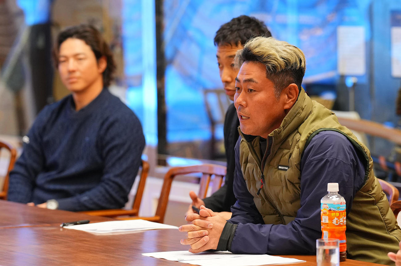 谷原秀人選手会長（手前）（2024年3月24日撮影）