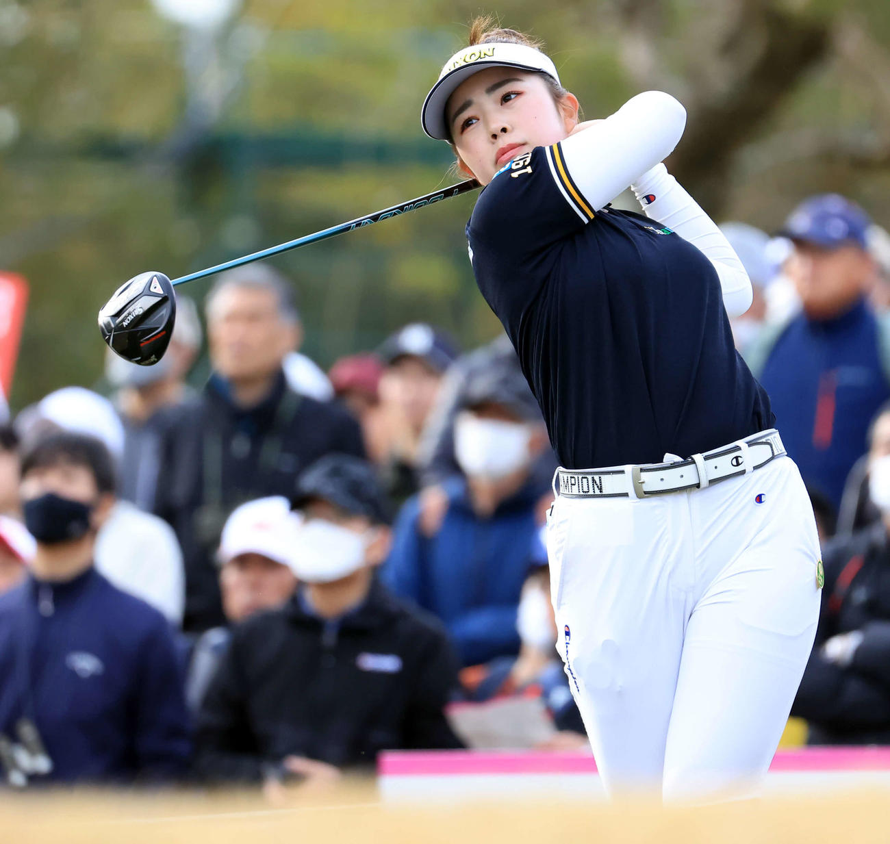 10番、ティーショットを放つ山下（撮影・浅見桂子）