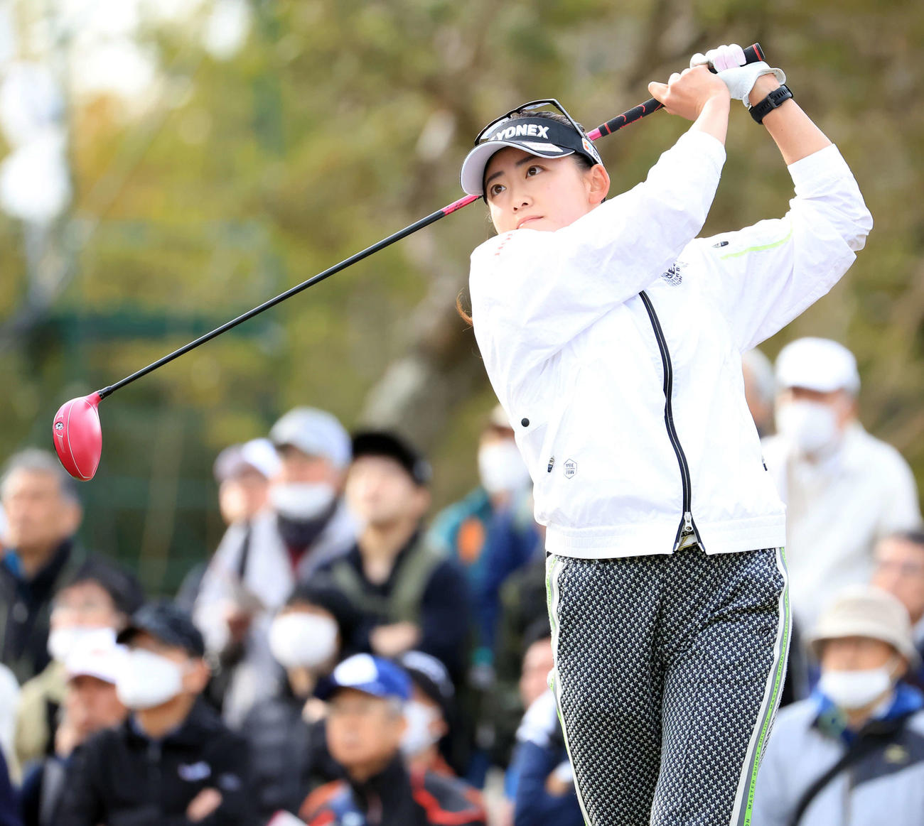 10番、ティーショットを放つ岩井千（撮影・浅見桂子）
