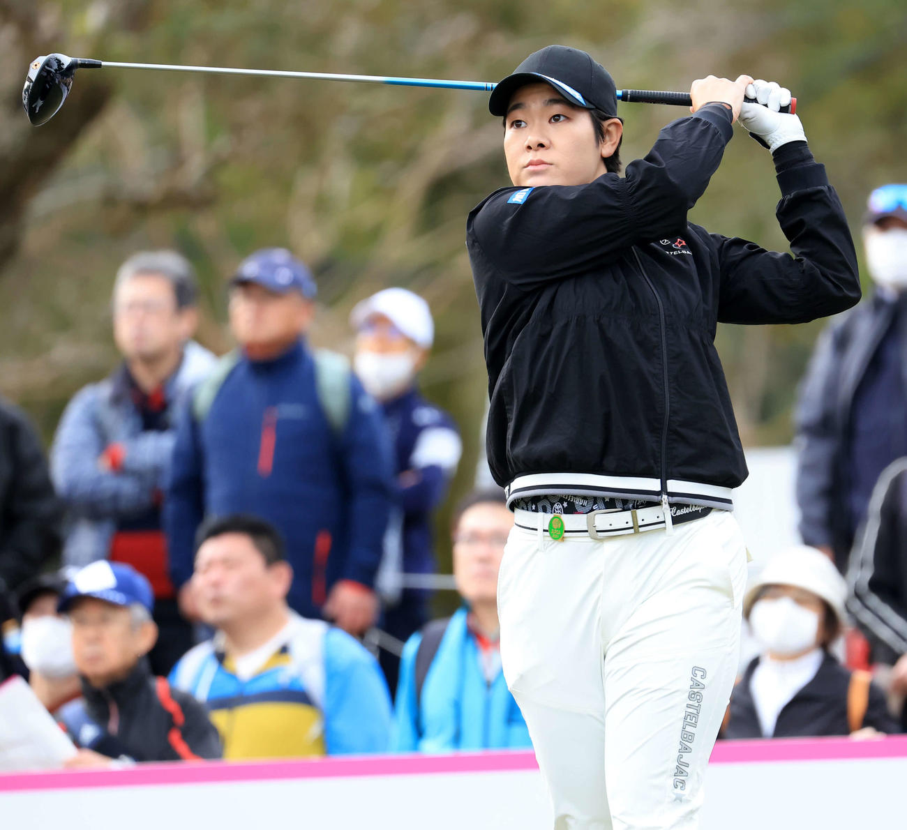 10番、ティーショットを放つ川岸（撮影・浅見桂子）