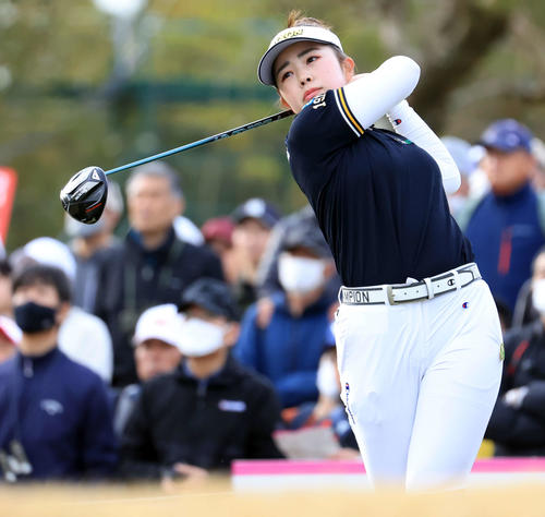 10番、ティーショットを放つ山下（撮影・浅見桂子）