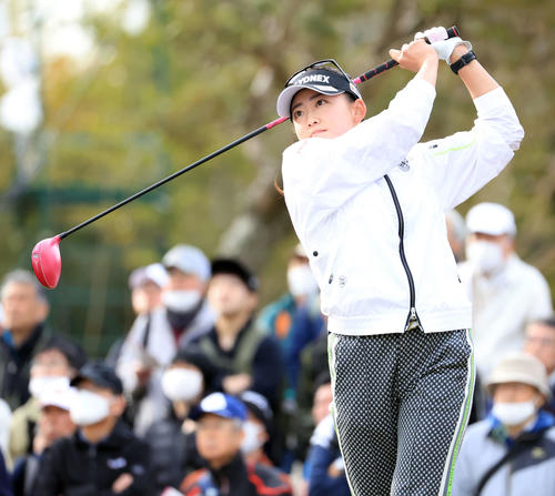 10番、ティーショットを放つ岩井千（撮影・浅見桂子）