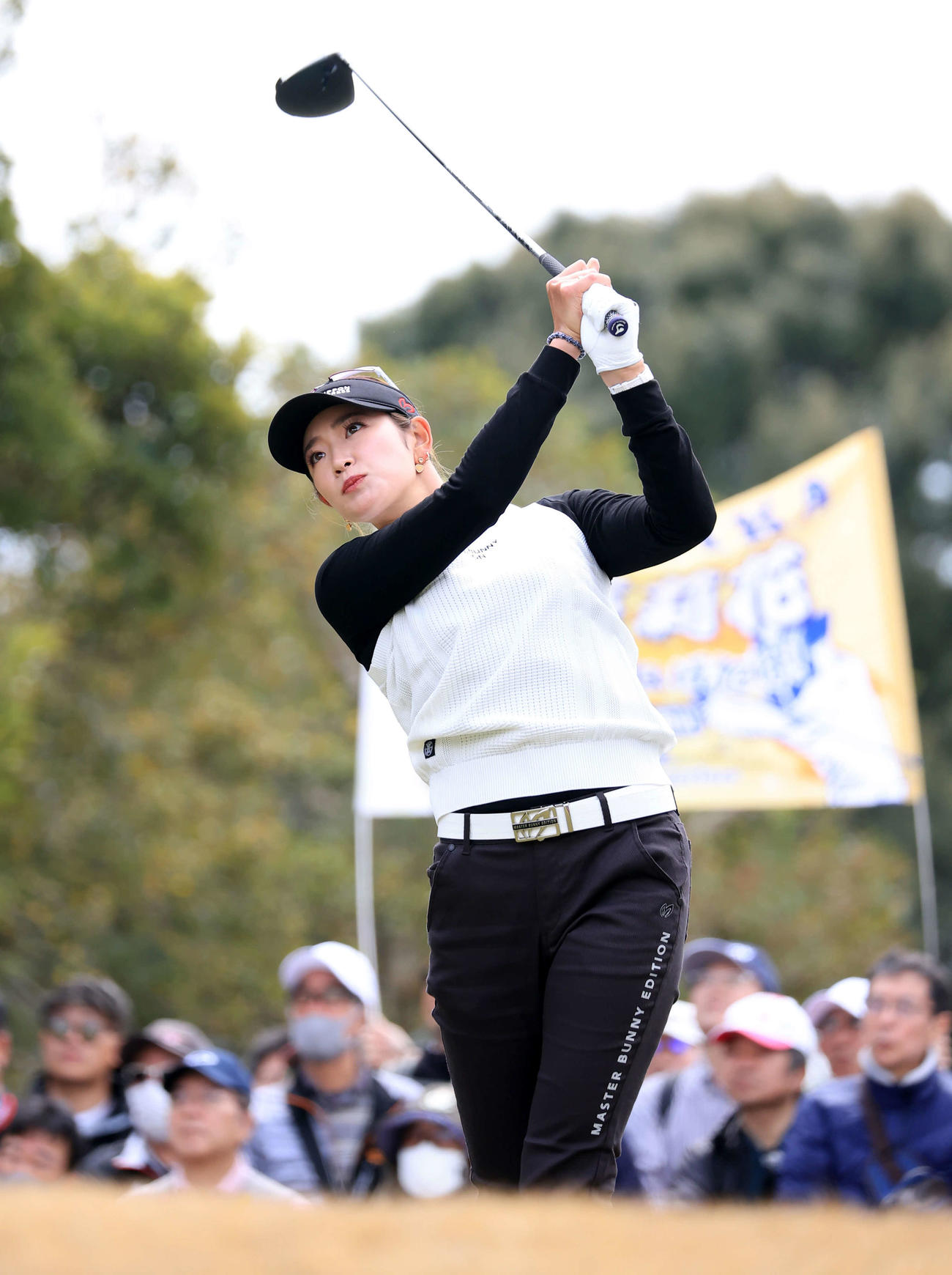 1番、応援団が横断幕を出す中、ティーショットを放つ原英（撮影・浅見桂子）