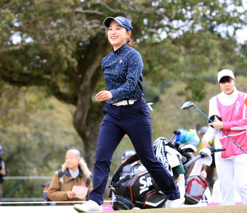 10番、ティーショットを放ち笑顔で歩き出す高木（撮影・浅見桂子）