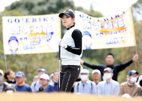 1番、応援団が横断幕を出す中、ティーに向かう原英（撮影・浅見桂子）