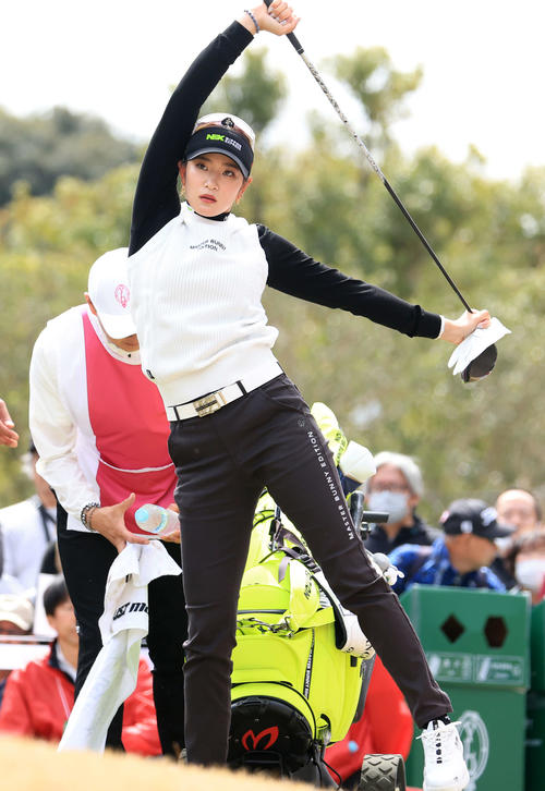 1番、ストレッチする原英（撮影・浅見桂子）