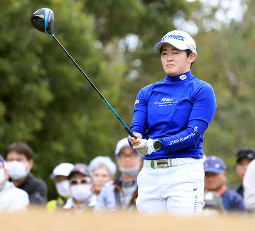 1番、ティーショット前、コースを読む岩井明（撮影・浅見桂子）