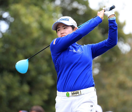 1番、ティーショットを放つ岩井明（撮影・浅見桂子）