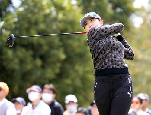 1番、ティーショットを放つ内田（撮影・浅見桂子）