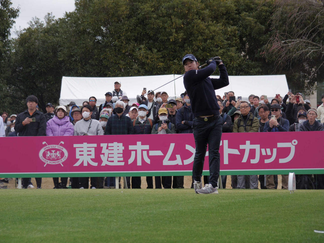 24年ツアーの第1打を放つ石川
