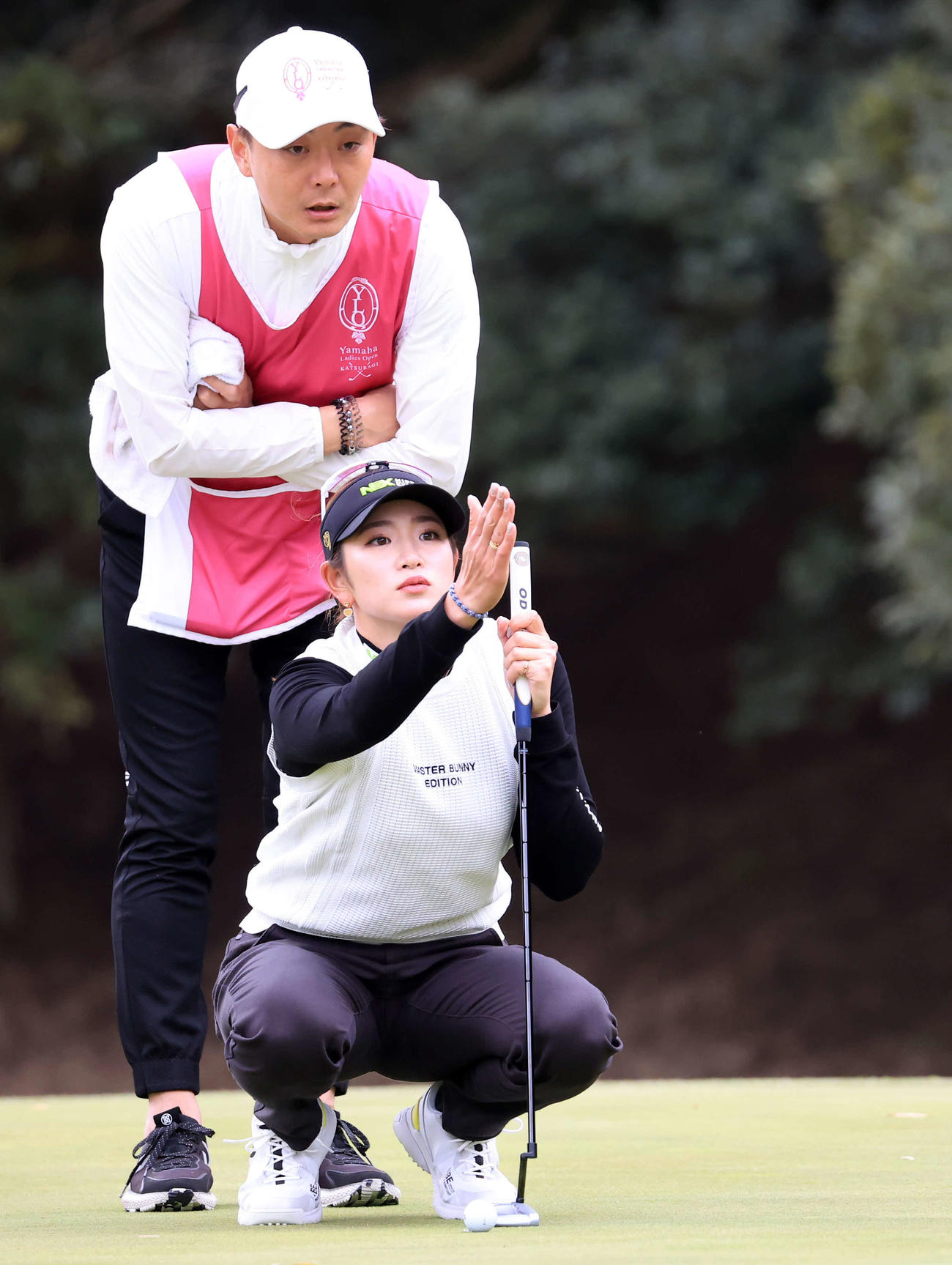 9番、グリーンでラインを読む原英（撮影・浅見桂子）
