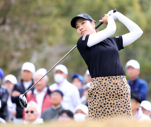10番、ティーショットを放つ森田（撮影・浅見桂子）