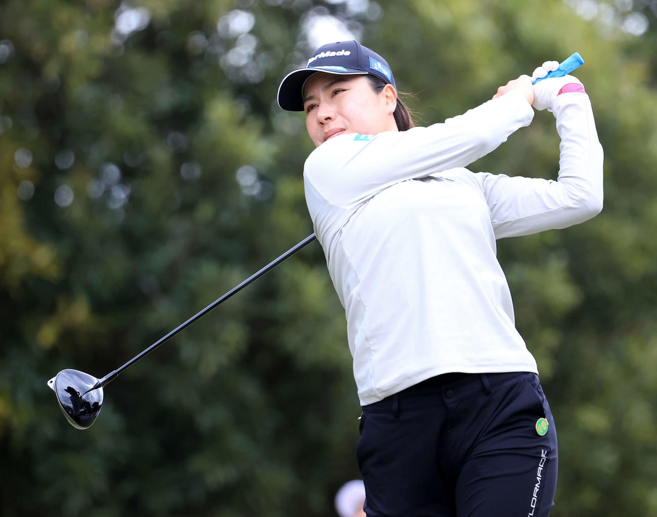 1番、ティーショットを放つ岡山（撮影・浅見桂子）