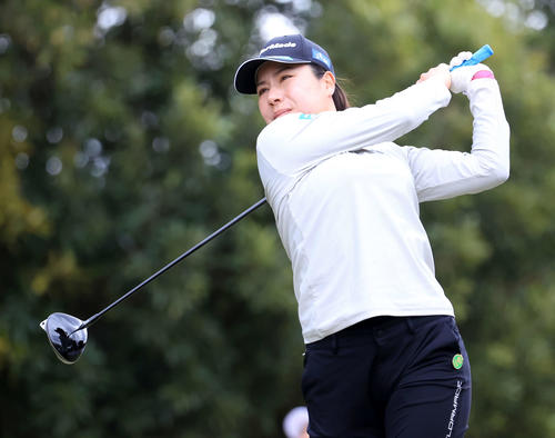 1番、ティーショットを放つ岡山（撮影・浅見桂子）