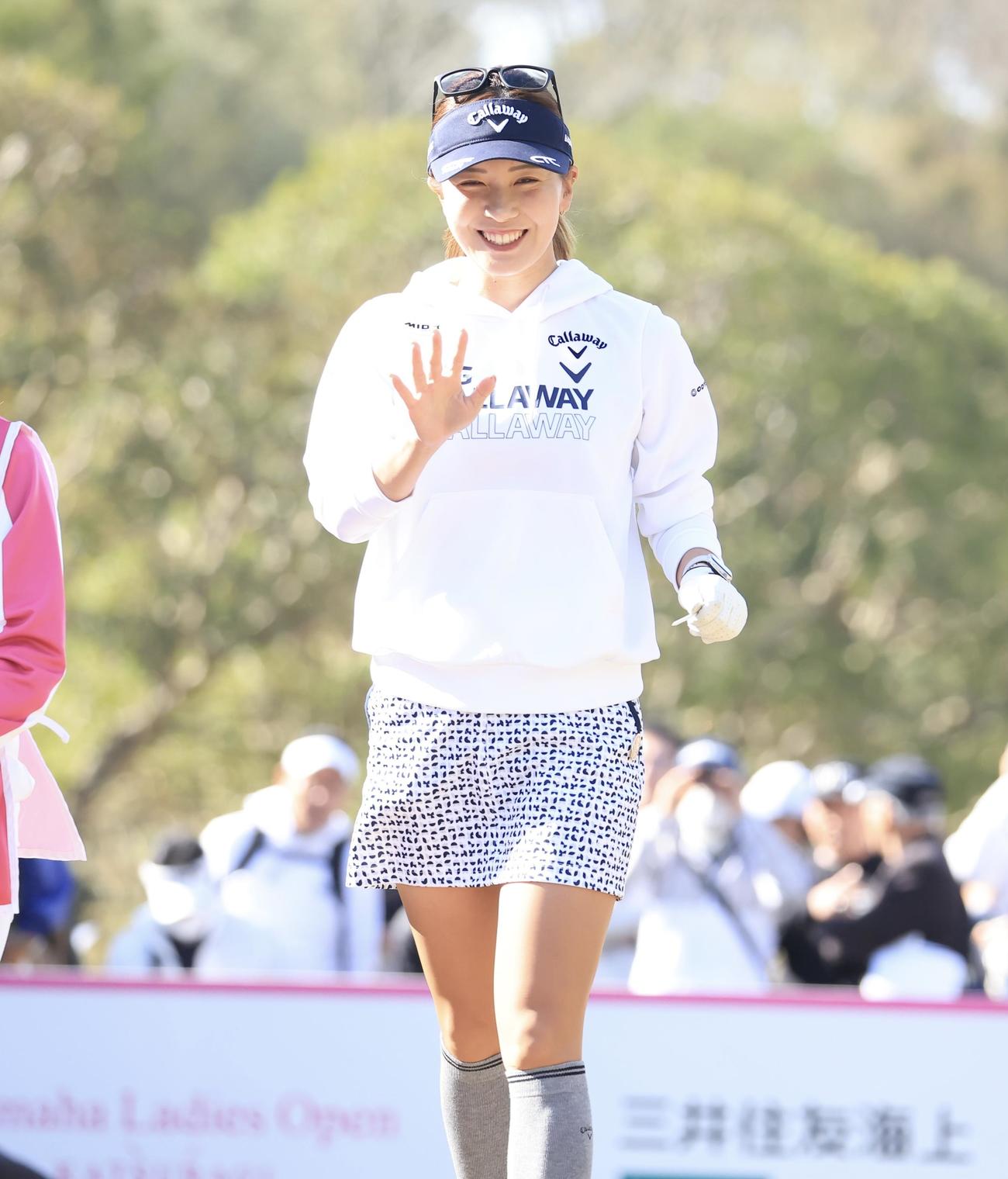 ヤマハレディース　1番、ティーショットを放ち笑顔で歩き出す藤田(撮影・浅見桂子)