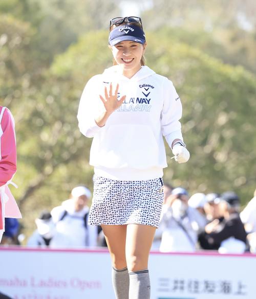 ヤマハレディース　1番、ティーショットを放ち笑顔で歩き出す藤田(撮影・浅見桂子)