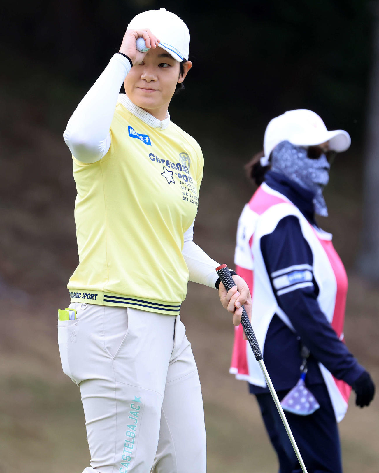 8アンダーで18番を終え、あいさつする川岸（撮影・浅見桂子）