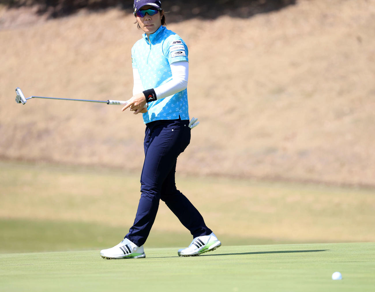 8番、バーディーを決める穴井詩（撮影・浅見桂子）