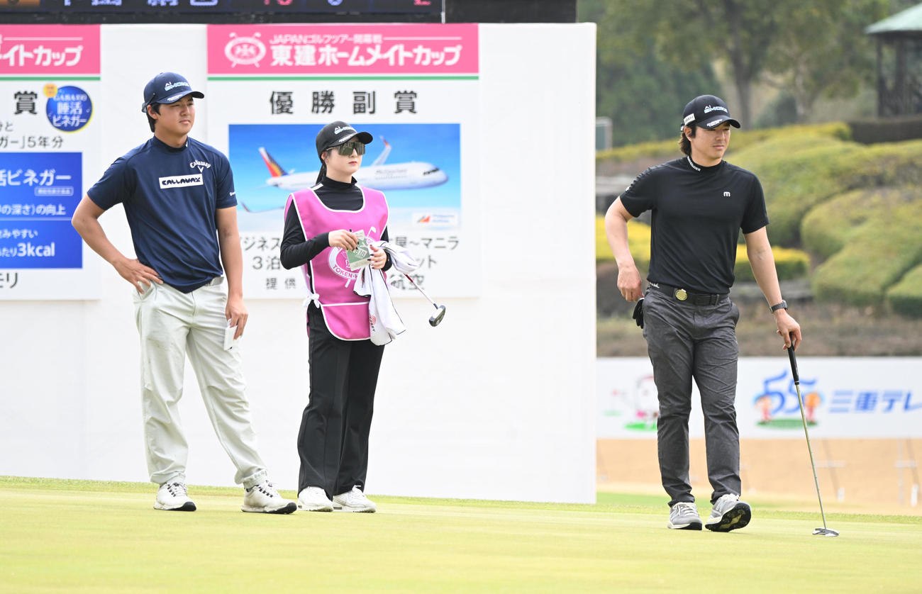 18番ホール、同組でラウンドする石川遼（右）、左は航、中央は葉子さん（撮影・和賀正仁）