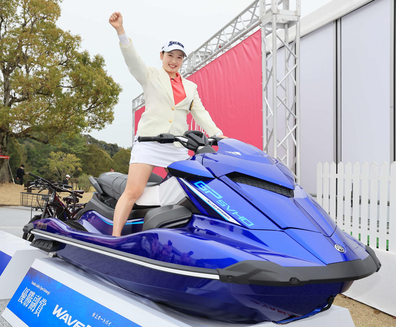 優勝し、副賞の水上バイクで笑顔でポーズをとる小祝（撮影・浅見桂子）