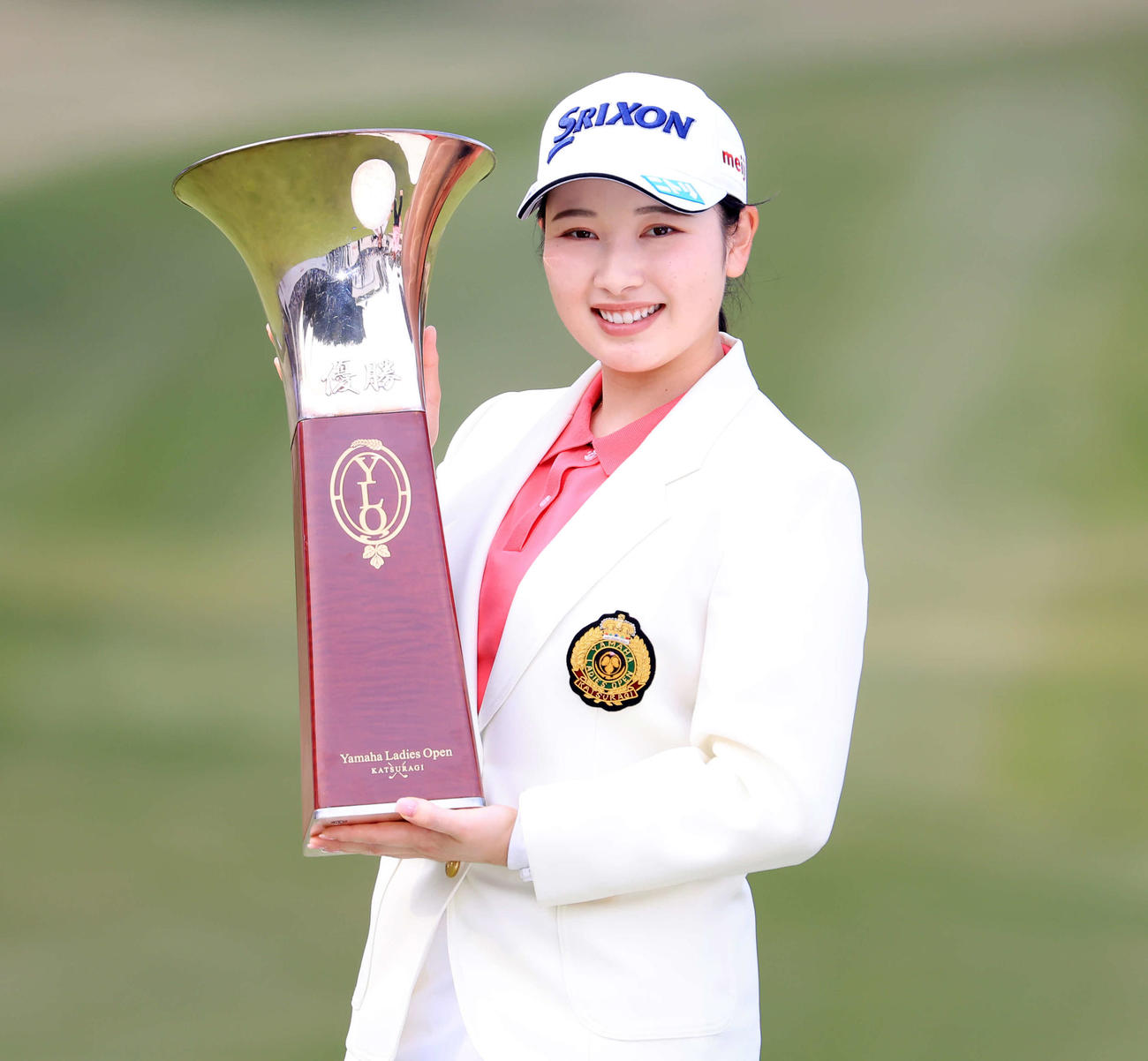 優勝杯を手に笑顔の小祝（撮影・浅見桂子）