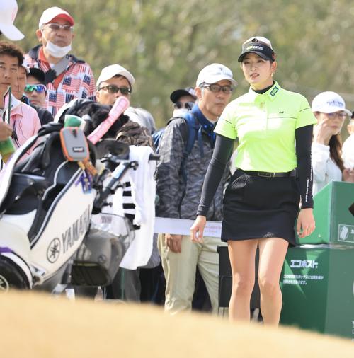 1番、ティーグラウンドに向かう原英莉花（撮影・浅見桂子）