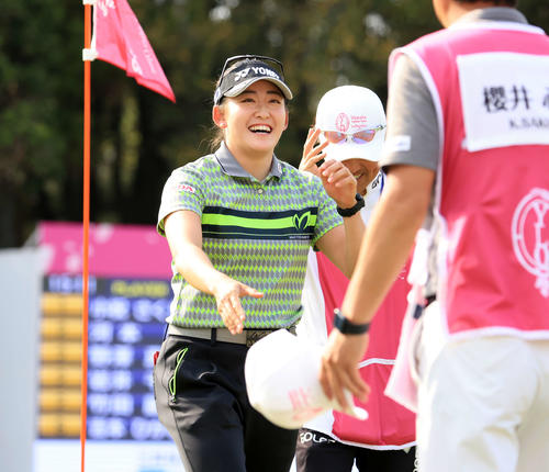 18番をバーディーで締め、笑顔であいさつする岩井千（撮影・浅見桂子）
