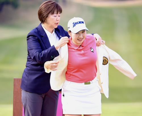ヤマハレディース　優勝を決め、小林会長から優勝ブレザーを贈られる小祝(撮影・浅見桂子)