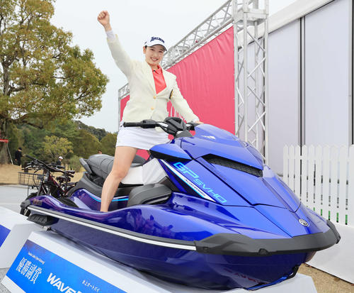 優勝し、副賞の水上バイクで笑顔でポーズをとる小祝（撮影・浅見桂子）