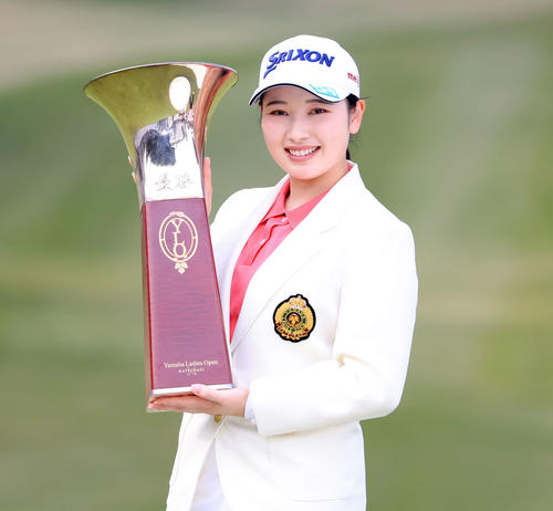 優勝杯を手に笑顔の小祝（撮影・浅見桂子）