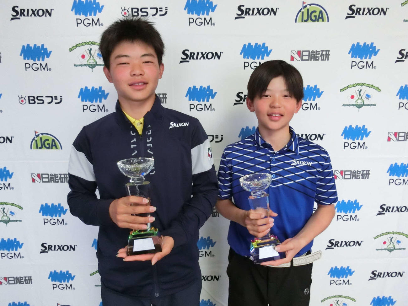 13－14歳の部男子優勝の吉行アムロ（左）と11－12歳の部男子優勝の吉行ローリ（C）IJGA