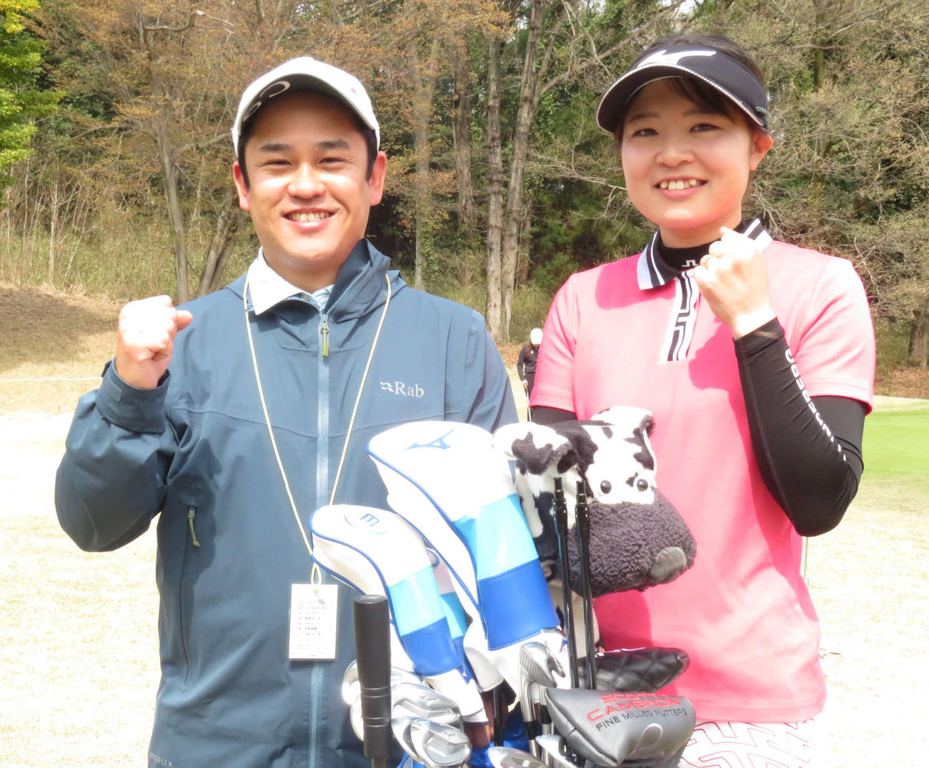 神谷和奏（右）はプロデビュー戦のキャディーを務める夫でコーチの幸宏氏と笑顔で意気込む（撮影・高田文太）