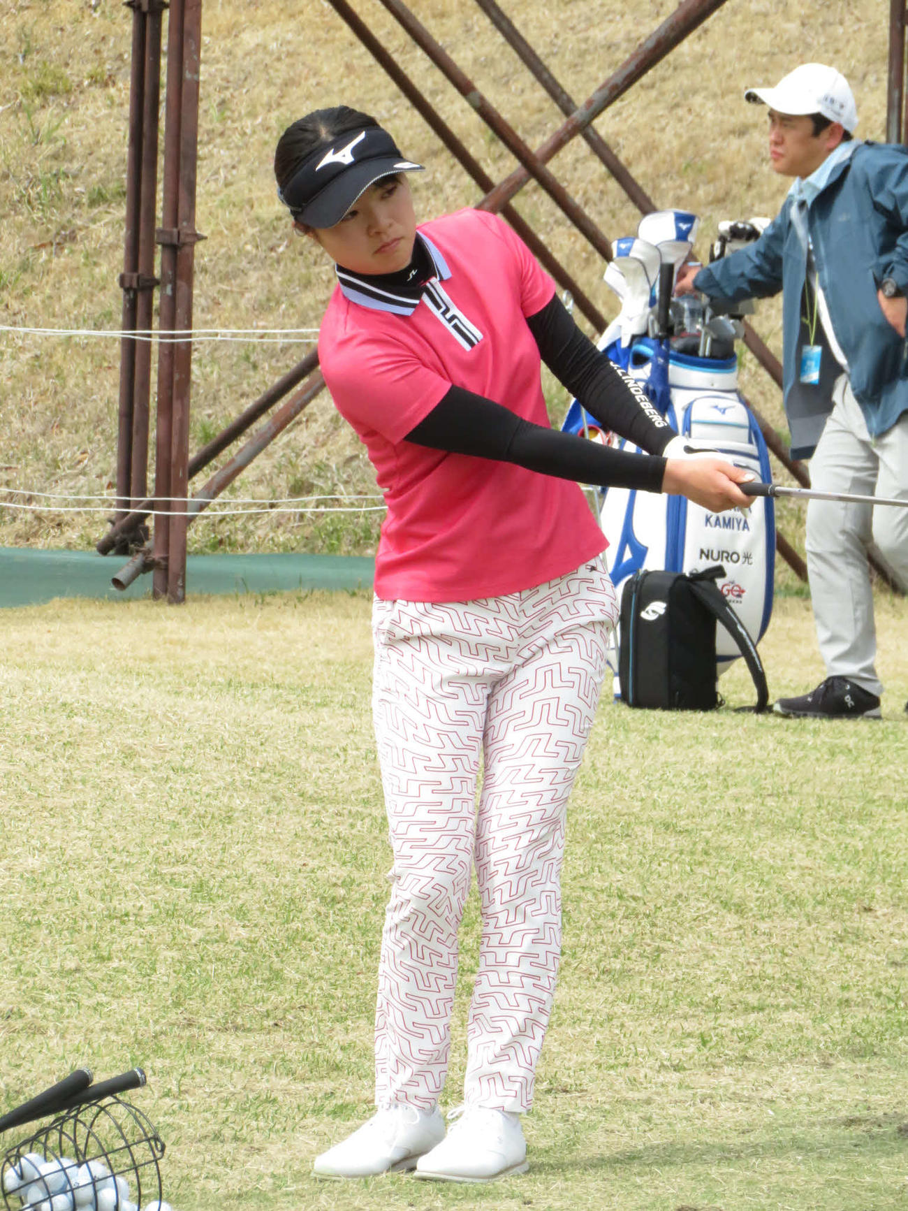2歳の娘を育てながら昨年11月のプロテストに合格した神谷和奏（手前）。後方はプロデビュー戦のキャディーを務める夫でコーチの幸宏氏