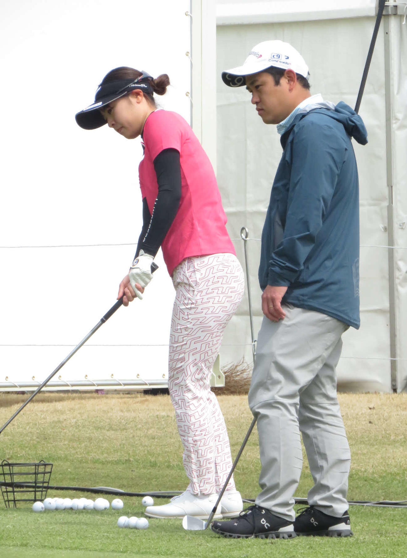 2歳の娘を育てながら昨年11月のプロテストに合格した神谷和奏（左）。右はプロデビュー戦のキャディーを務める夫でコーチの幸宏氏