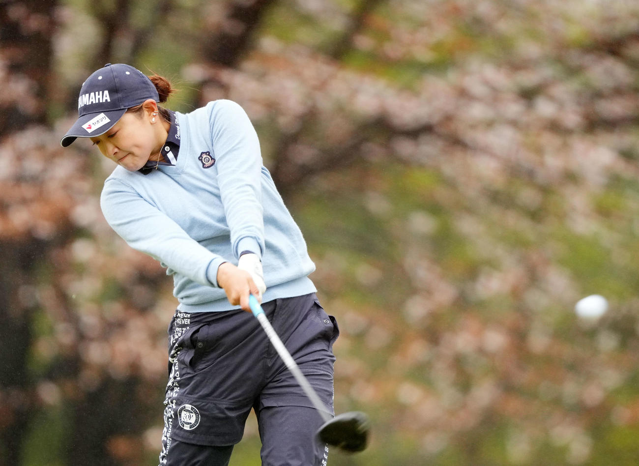 4番、ティーショットを放つ高木優奈（撮影・横山健太）