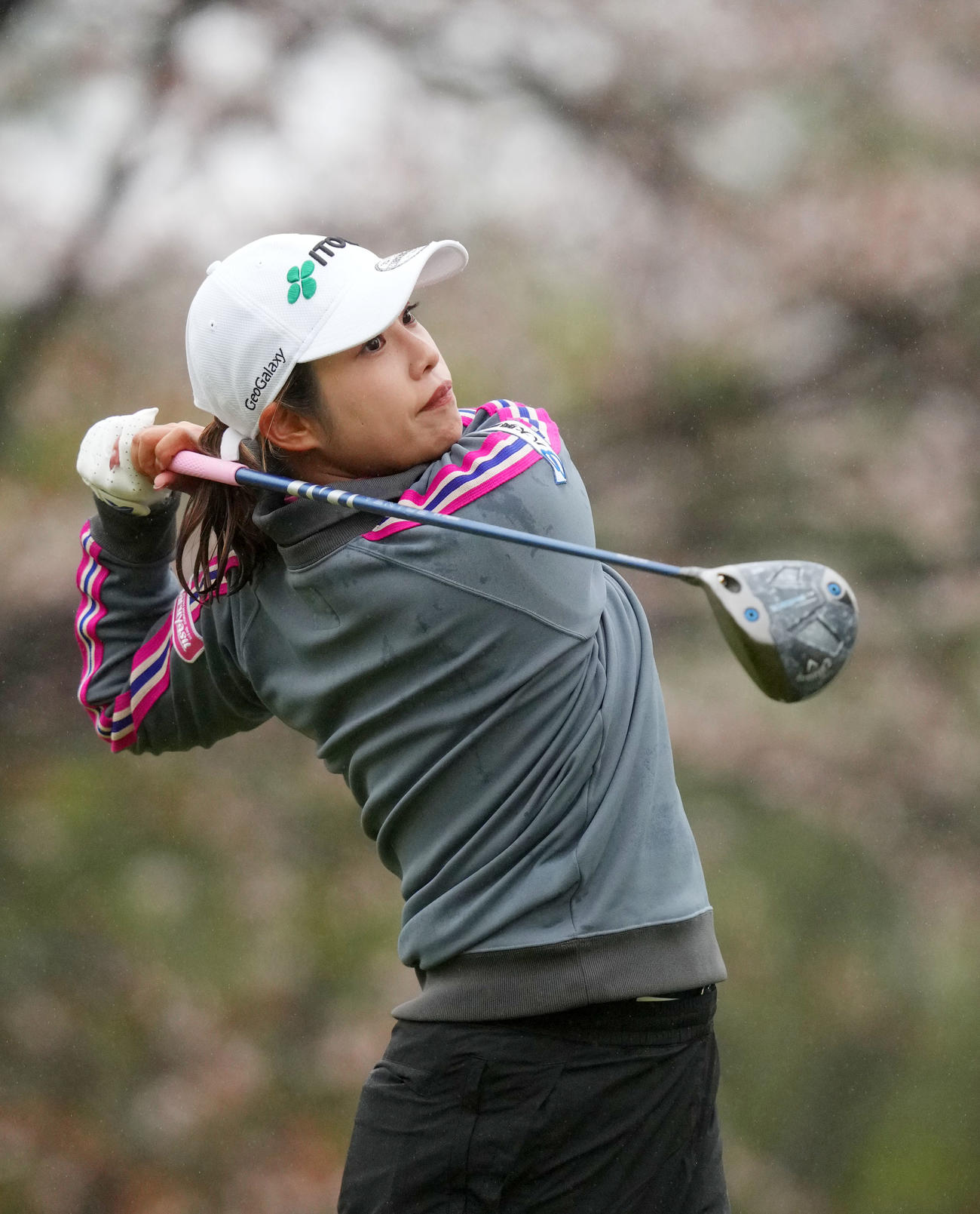 4番、ティーショットを放つ浜田茉優（撮影・横山健太）