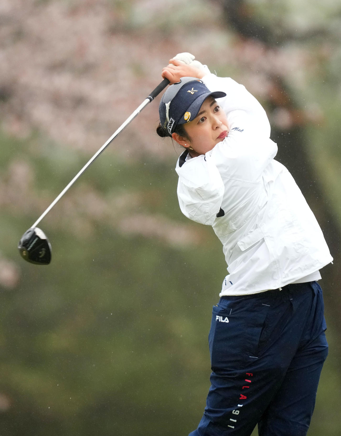 4番、ティーショットを放つ天本ハルカ（撮影・横山健太）