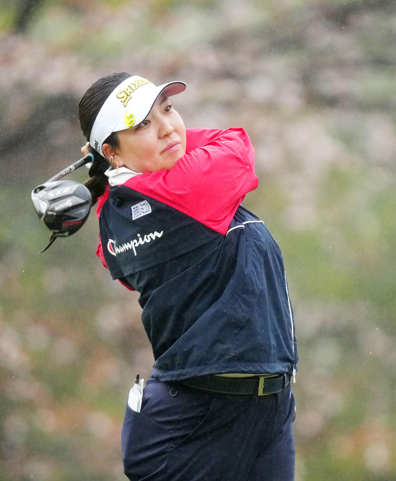 4番、ティーショットを放つ仁井優花（撮影・横山健太）